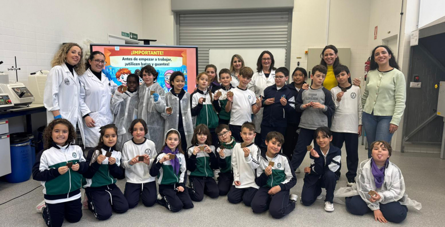 Grupo de escolares participantes en los talleres impartidos en el Campus de Linares.