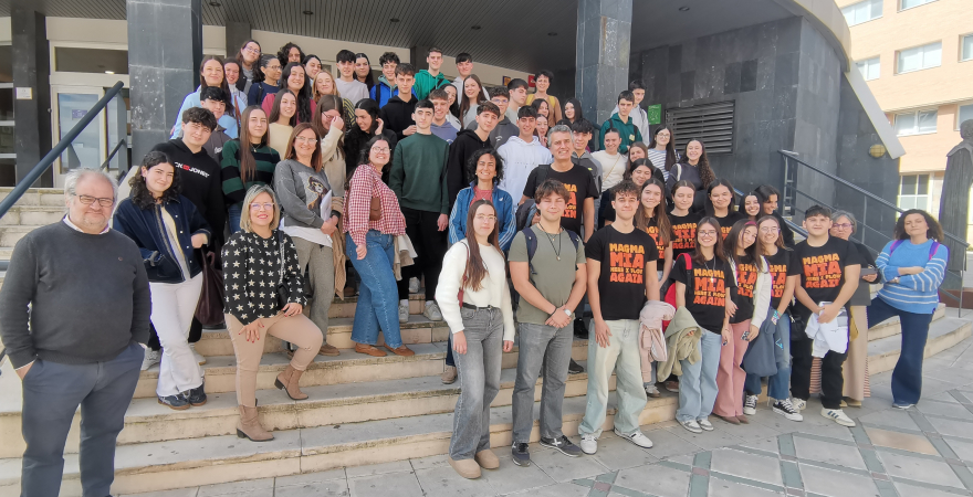 Fotografía de grupo de la XIV Olimpiada de Geología, celebrada en el Campus Las Lagunillas de la Universidad de Jaén