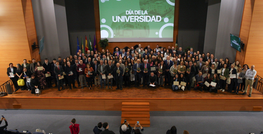 Foto de familia con representantes institucionales y premiados, del Día de la Universidad.