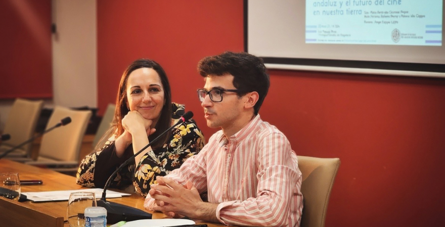 Mario Fernández y la vicerrectora de Cultura de la UJA, Marta Torres.