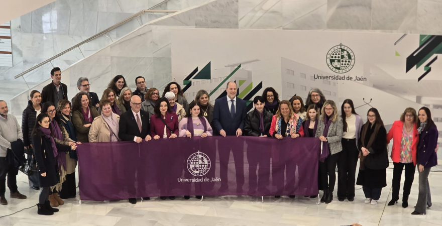 Foto de familia con miembros de la UJA y otros representantes institucionales.