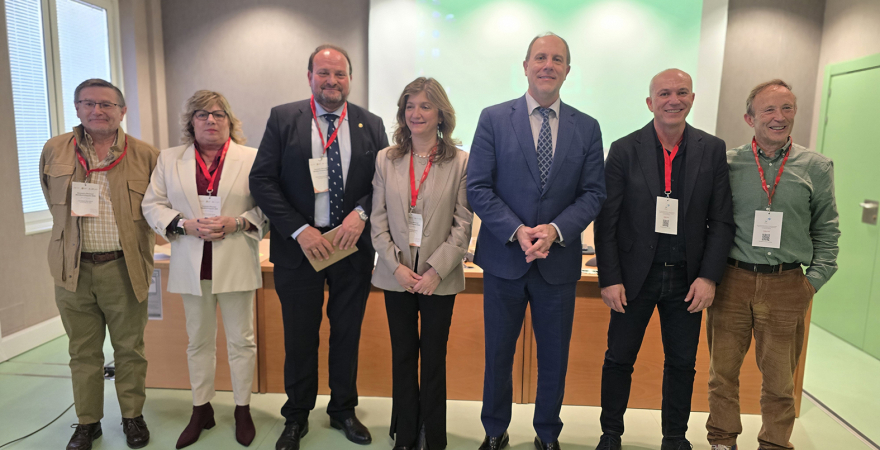 Representantes institucionales de la UJA y MetaRed S 2026, tras su inauguración.