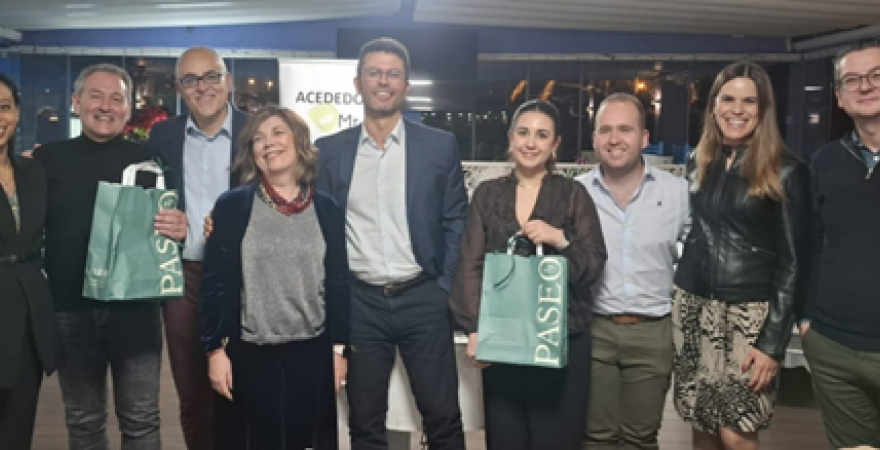 Los autores del trabajo junto a la presidenta de la Sección de Dirección de Operaciones y Tecnología de ACEDE, el presidente de ACEDE y el presidente del Comité de Organización del workshop.
