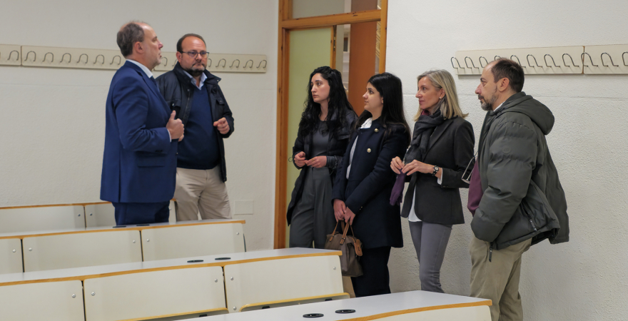 El Rector Nicolás Ruiz visita una de las aulas en las que se ha actuado.