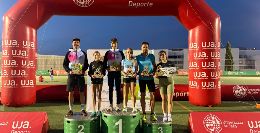 Podium de vencedores absolutos en categoría masculina y femenina.