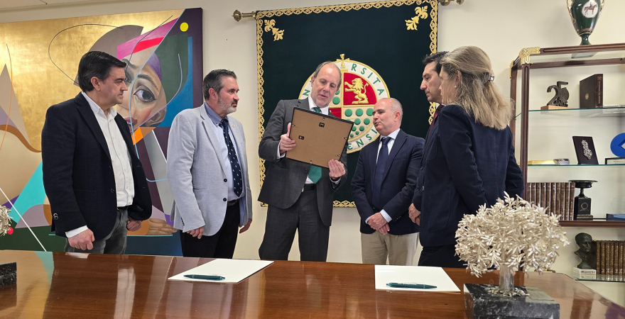El Rector recibe la certificación de manos de Julio Hermana García, responsable de Comercialización de Certificación de Bureau Veritas Certification.