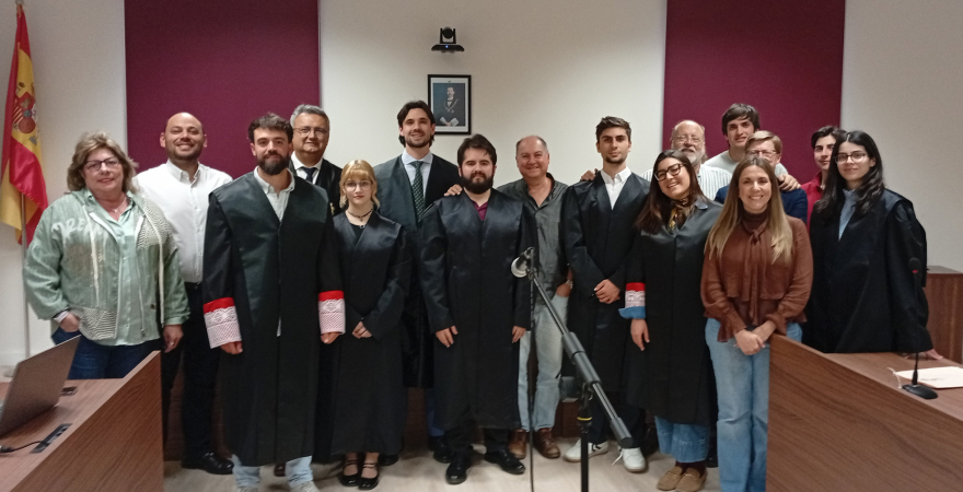 Foto de familia con algunos asistentes a la simulación judicial.