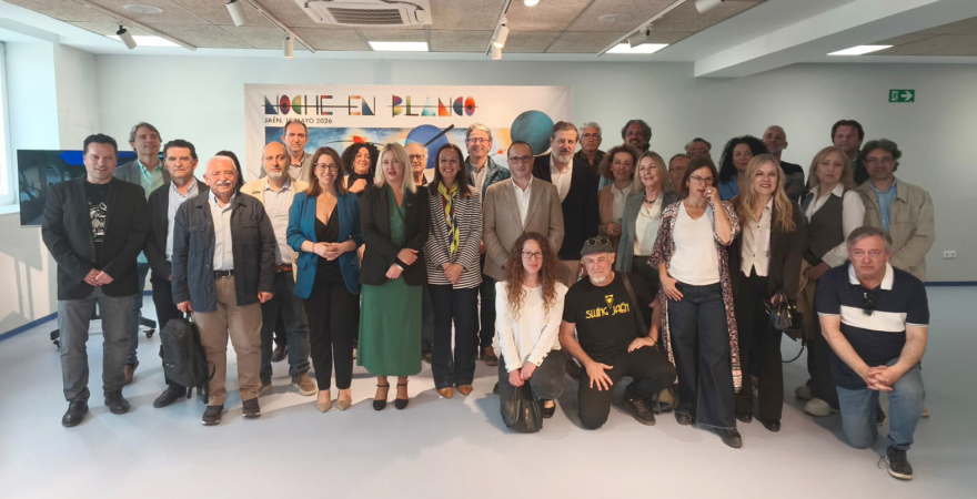 Foto de familia con representantes de instituciones organizadoras y colaboradoras.