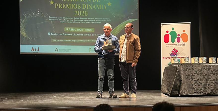 Fernando Valverde recoge el premio concedido al Servicio de Atención y Ayuda al Estudiante de la UJA.