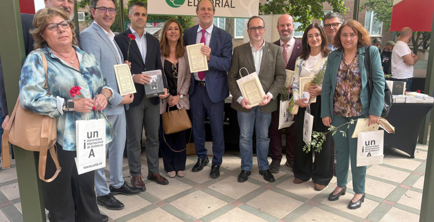 Autoridades asistentes a la inauguración de la Fiesta del Libro de la UJA, frente al stand de UJA Editorial.