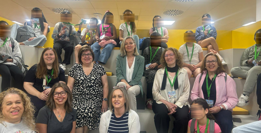 Organizadoras y escolares participantes, en el CRAI de la Biblioteca de la UJA.