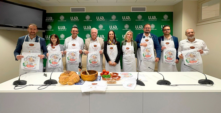 Foto de familia con representantes de la UJA, 'El Dornillo' y de las entidades colaboradoras.