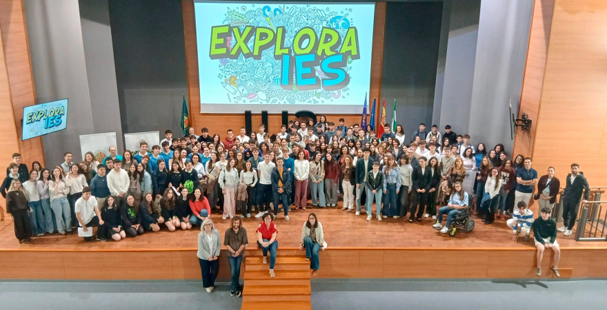 Fotografía de familia de los estudiantes de secundaria en el programa "Explora IES".