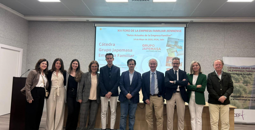 Organizadores y representantes de las empresas que participaron.