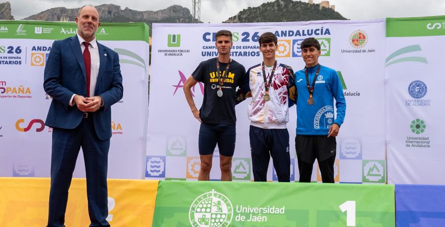 El Rector de la UJA, tras la entrega de medallas a los ganadores de los 800 ml.