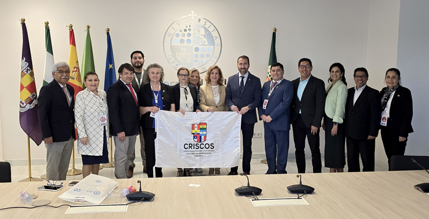 Hikmate Abriouel y José Ignacio Jiménez, con la delegación de rectores iberoamericanos.