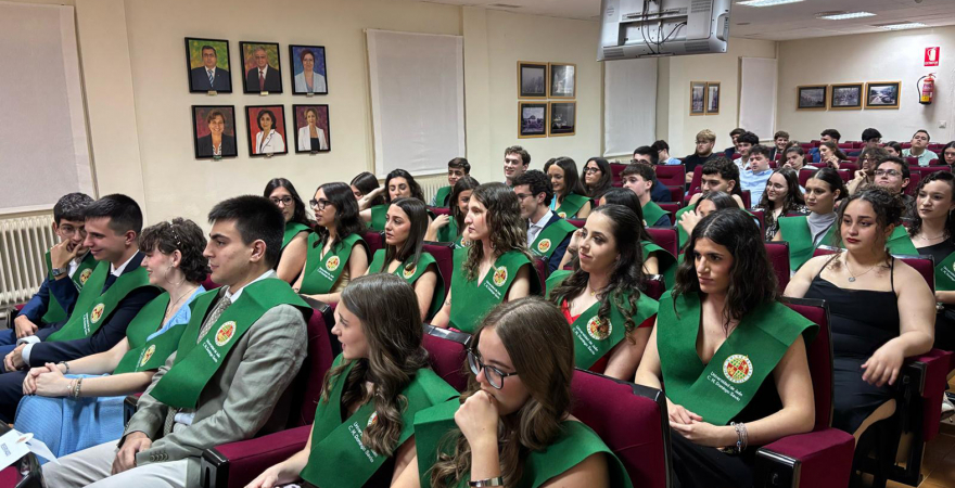 Colegiales y colegialas del CM Domingo Savio, tras la imposición de becas.
