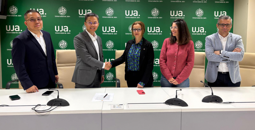 Acuerdo para que va a permitir la realización de prácticas de estudiantado de la UJA en el sector de la automoción eléctrica.