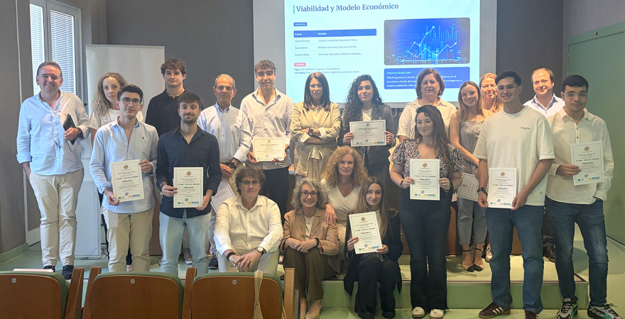 Alumnado ganador, finalista, miembros del jurado y organizadores de la tercera fase del programa INSIDE UJA 2025-2026.
