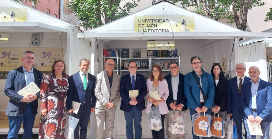 Autoridades, en la caseta de la Universidad de Jaén en la 39ª edición de la Feria del Libro.