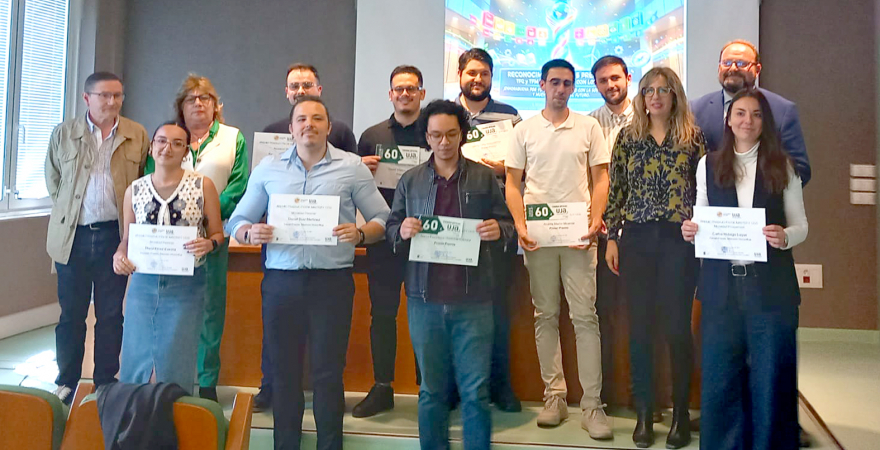 Representantes institucionales de la UJA, junto a algunos de los estudiantes premiados.