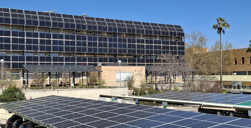 Placas fotovoltaicas en el Campus Las Lagunillas.