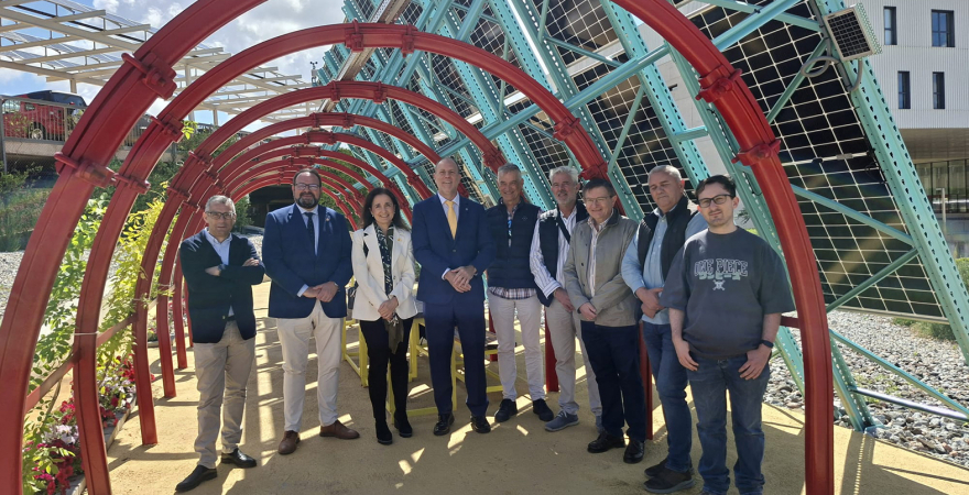 Responsables institucionales y del proyecto, en la instalación de 'Mobilete' en el Campus de Linares.