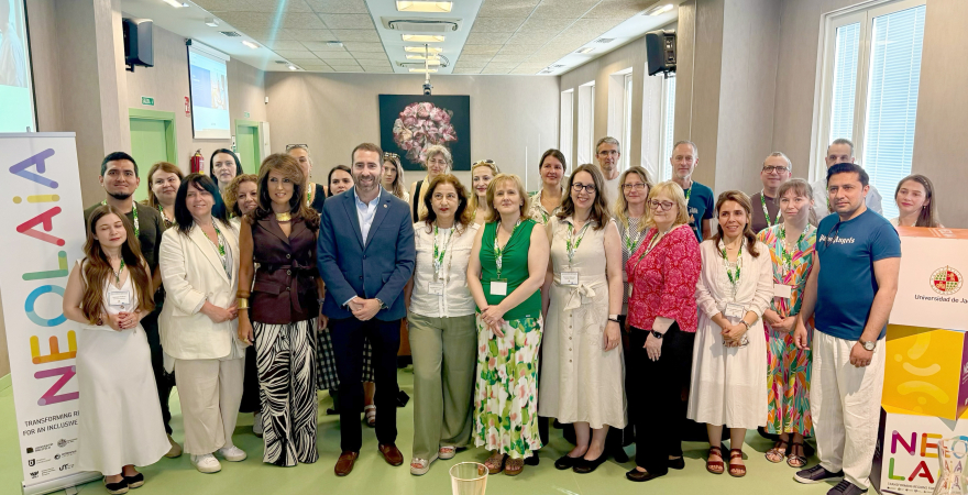 Foto de familia con representantes institucionales y profesorado participante de 8 universidades NEOLAiA.