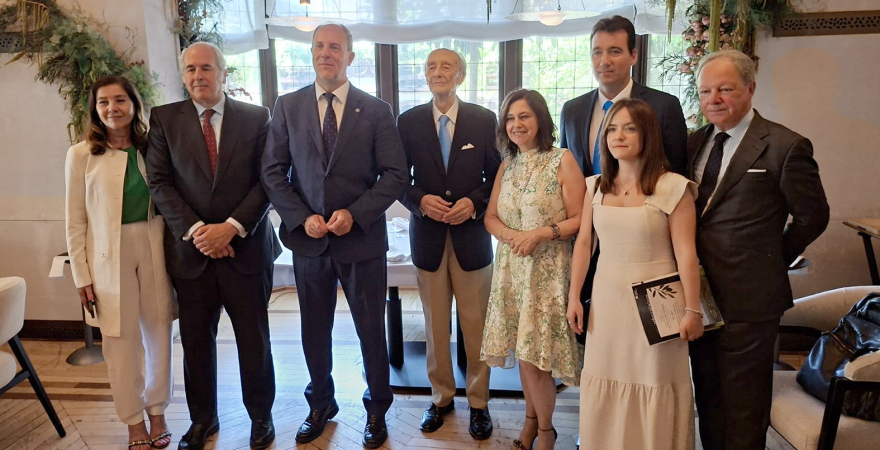 Foto de familia con el Rector, responsables de Castillo de la compañía oleícola e investigadores galardonados con el VIII Premio Castillo de Canena.
