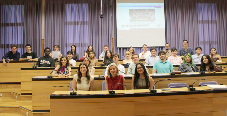 La vicerrectora Mª Teresa Pérez, junto a integrantes que participaron en el acto de cierre del curso del Aula de Debate.