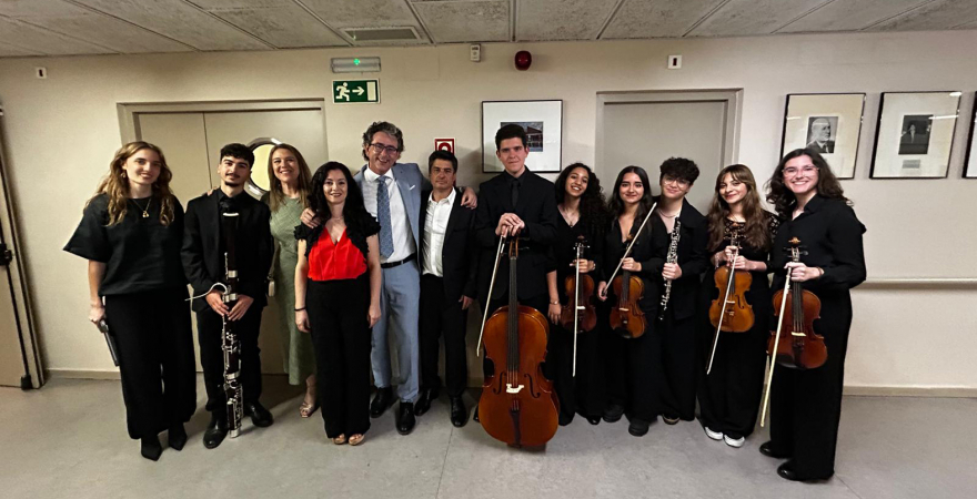 Músicos de la Orquesta de la UJA participantes en el concierto, con profesorado de la UJA.