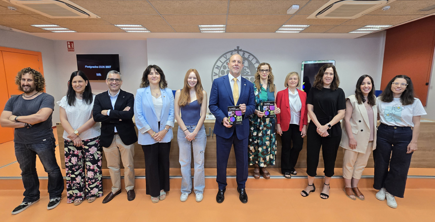El Rector y la vicerrectora de Enseñanzas oficiales, con la protagonista del spot y responsables académicos y de centros.