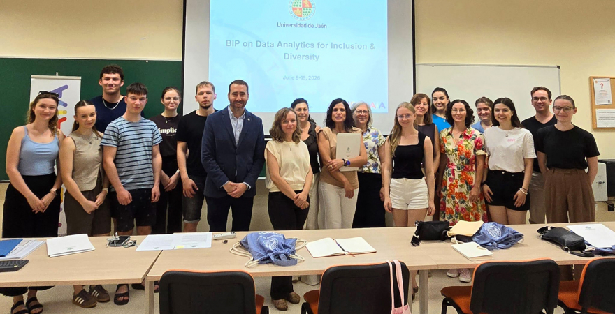 Representantes institucionales, profesorado y alumnado participante en el BIP ‘Data Analytics for Inclusion & Diversity’.