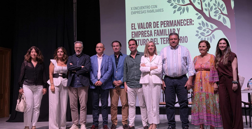 Foto de familia con representantes de la UJA, del Ayuntamiento de Castellar, de la Cátedra de Empresa Familiar y de las empresas participantes.