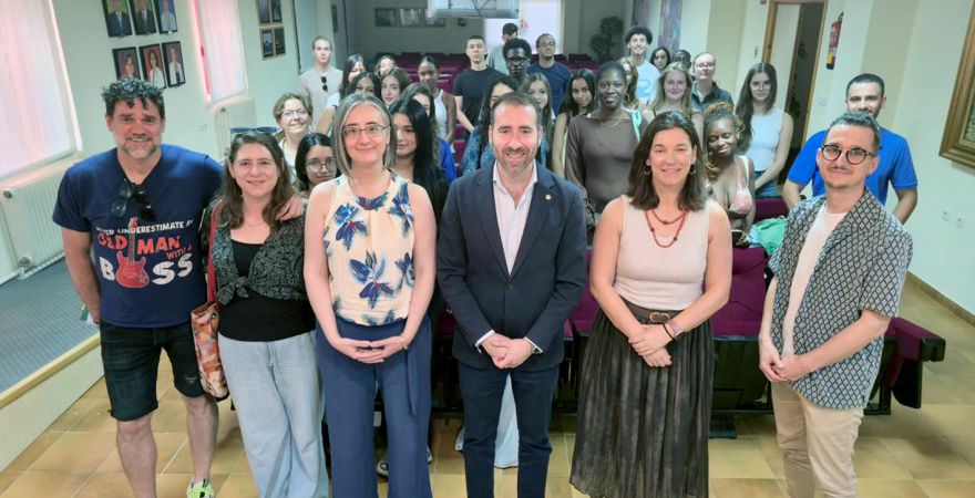 Representantes institucionales y alumnado participante en el Programa de Verano de Inmersión Lingüística y Cultural en Español.