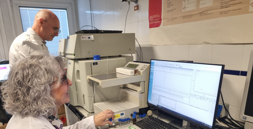 Sofía Salido y Justo Cobo, en su laboratorio.