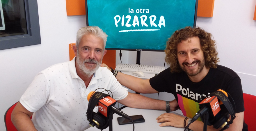 Juan de la Casa junto a Julio Ángel Olivares en el programa 'La otra pizarra'.