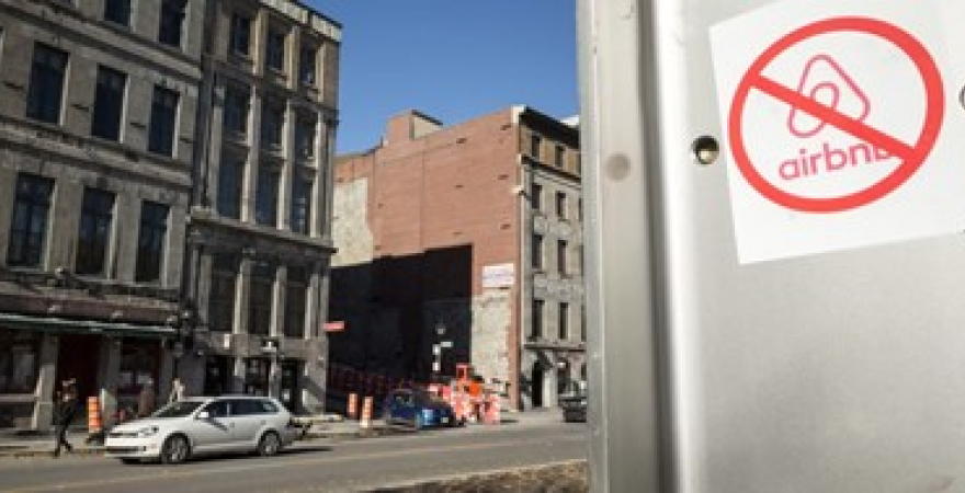 Señal de protesta contra Airbnb en Montreal, Canadá. 