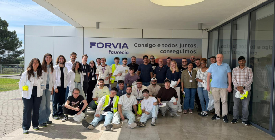 Foto de familia de los estudiantes en el Programa Intensivo sobre 'Internet de las cosas".