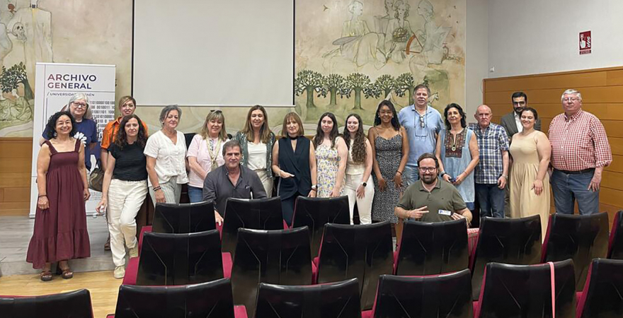 Participantes y asistentes a la mesa redonda enmarcada en la conmemoración del Día Internacional de los Archivos.