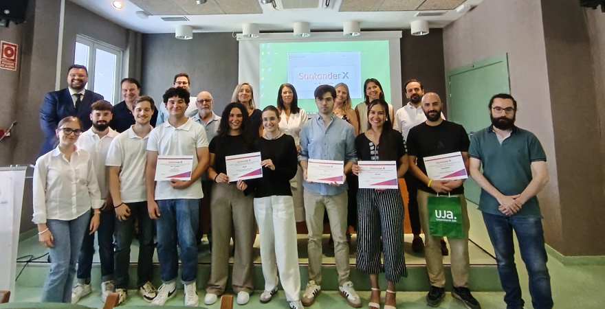 Foto de familia con ganadores, jurado y organizadores del programa.