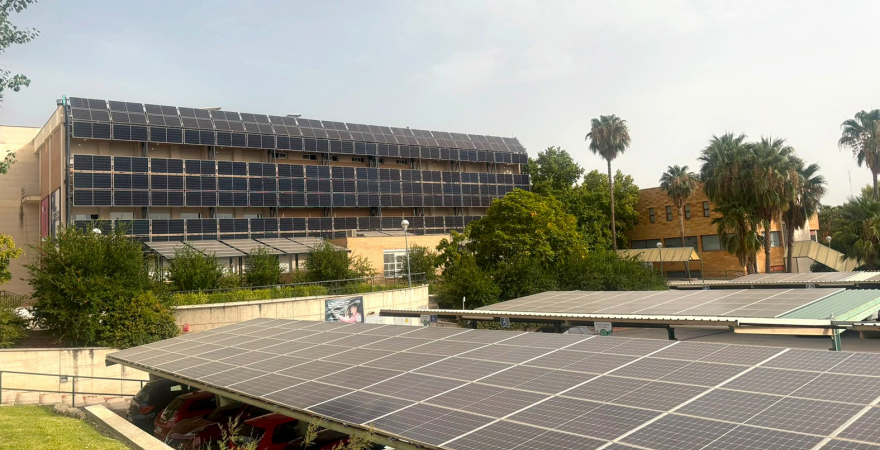 Instalación de placas fotovoltaicas en el aparcamiento y edificio B5 del Campus Las Lagunillas.