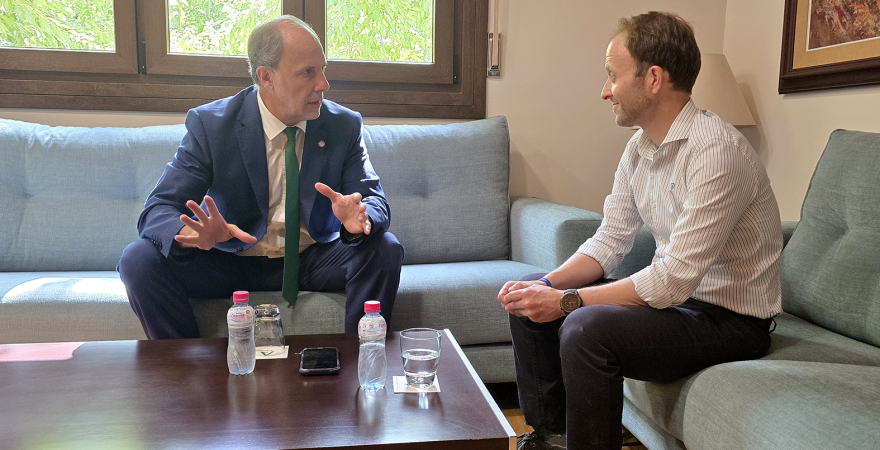 Reunión mantenida entre el Rector Nicolás Ruiz y Erik Domínguez.