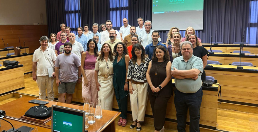 Asistentes a la reunión de la comisión redactora con las jefaturas de Centros y Departamentos.