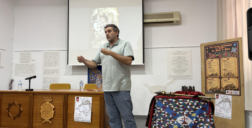José Miguel Delgado, presentando 'El paso del Sur. Los ingenieros militares y el camino de Despeñaperros (1777-1808)’.