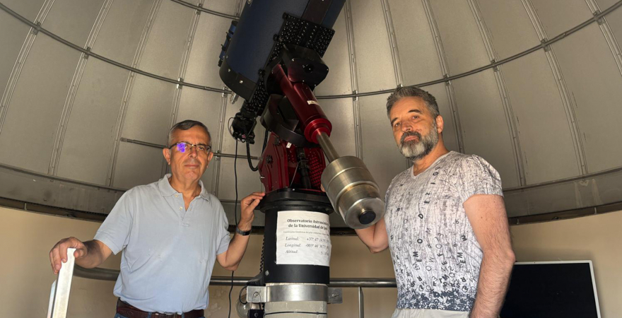 Los investigadores de la UJA Josep Martí, a la izquierda, y Pedro Luque Escamilla, en el Observatorio Astronómico de la UJA.