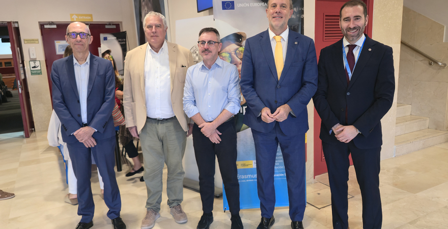 El Rector de la UJA y el director del SEPI, en el centro, junto a otros representantes institucionales.