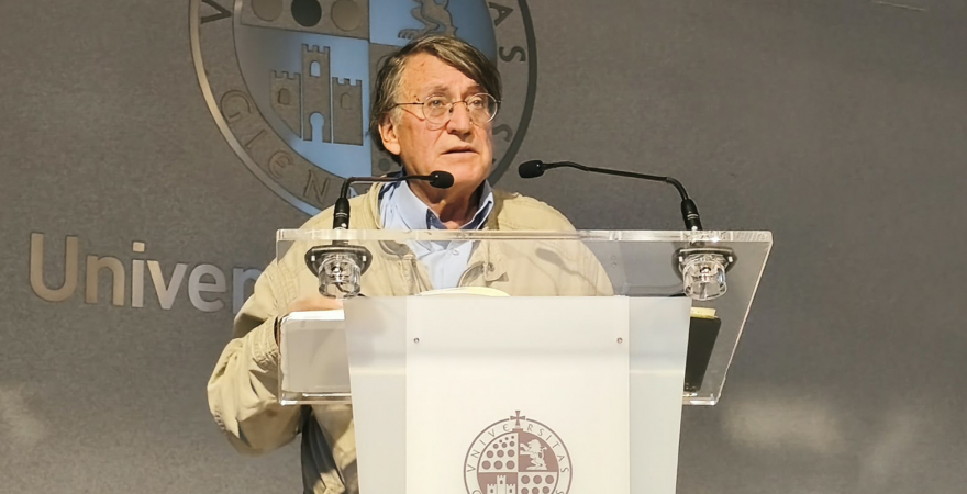 El naturalista Joaquín Araújo, durante la charla ofrecida en el Salón de Actos de la antigua Escuela de Magisterio de Jaén.