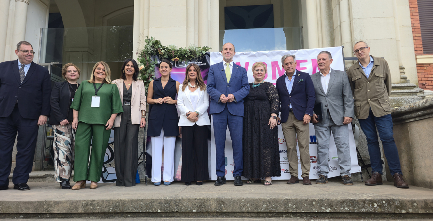 El Rector de la UJA, junto con el resto de autoridades y representantes institucionales.
