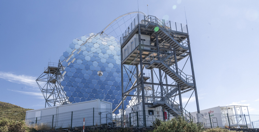 Telescopio LST-1, con la torre de acceso diseñada por la UJA en primera plano. (Antonio Marante).